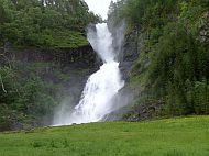 Der Wasserfall hat eine Fallhöhe von ca. 90 m und ist nur 10 min. vom Parkplatz entfernt. 