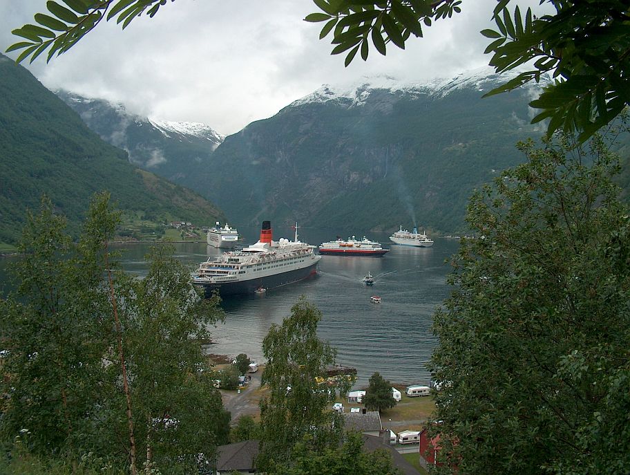 Die Nordnorge ist mit ihren 123,30 m eher klein im Vergleich mit den im Fjord liegenden Kreuzfahrtschiffen.