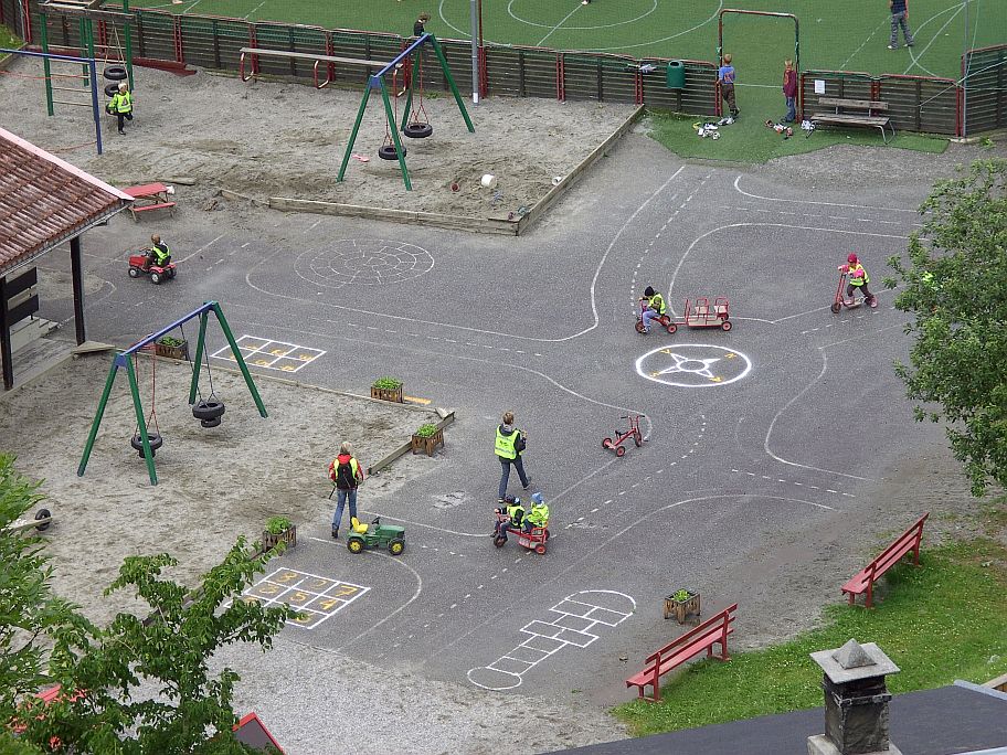 Verkehrserziehung und Spiel vor der Schule in Geiranger gesehen.