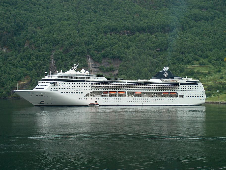 Die MSC Opera am 12.06.2008 im Geirangerfjord. Das Schiff  ist für 1.800 Passagiere ausgelegt.