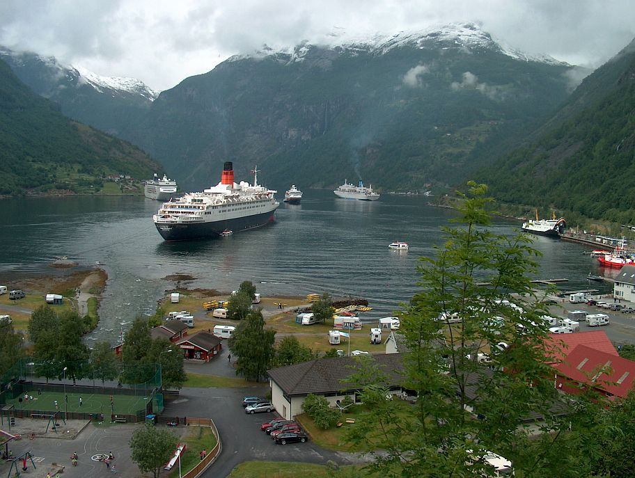 Das Hurtigrouten-Schiff kommt mit seinem täglichen Anlauf von 13:30 bis 14:00 Uhr (vom 16.April bis 15. September) zusätzlich ins Geirangerfjord.