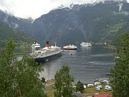 Das Hurtigrouten-Schiff dreht. Es ist die Nordnorge mit einer Passagierkapazität für 691 Personen und 45 Autostellplätzen