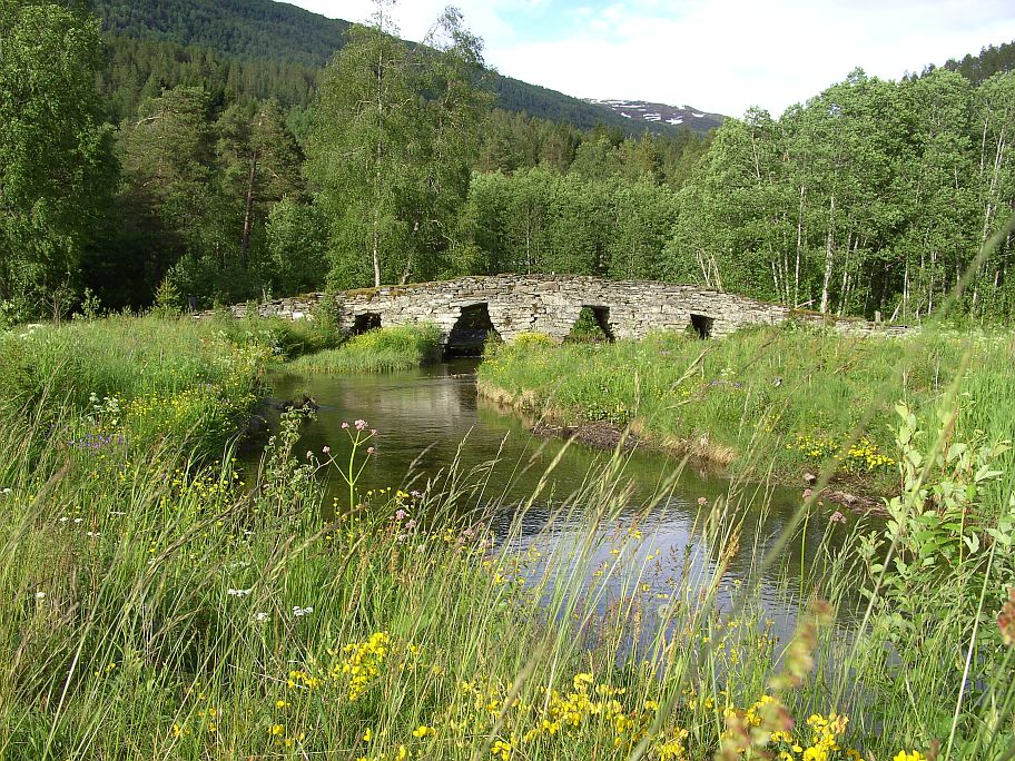 Brücke der alten Straße von Nordfjordeid nach Fossbakked.