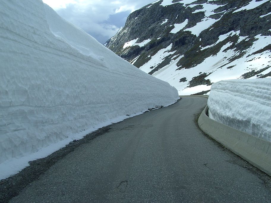Durch den Schnee schlängelt sich ein schmaler Weg über das Strynefjell.