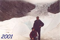 Hier eine Aufnahme von 2001, wo wir bei Regenwetter die Gletscherzunge zum ersten mal sahen.