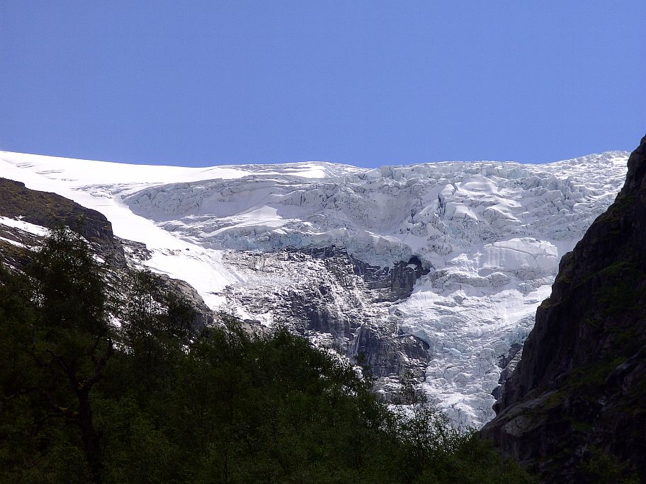 Dort oben zeigt sich der Jostedalbreen mit seinem kühlen Eismassen.