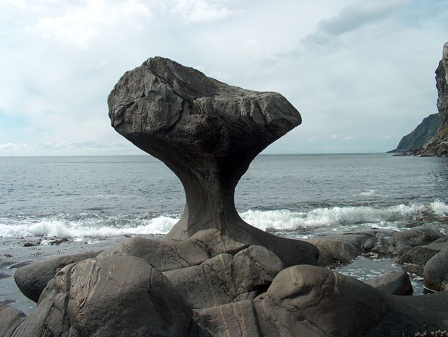  Der Kannestein ist in der Region weit bekannt durch seine Form. Diese wurde von losem Gestein und durch das Auf  und Ab der Atlantikwellen geformt. Kieselsteine scheuerten Jahrhunderte lang am Fels entlang. 