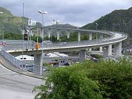 Die kühn geschwungene, 1224 m lange Måløybrücke zur Insel Vågsøy. Schiffe mit bis zu 42 m Masthöhe können unter Ihr hindurchfahren. Sie wurde 1974 dem Verkehr übergeben.