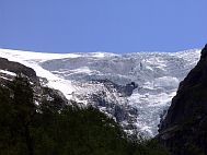 Dort oben zeigt sich der Jostedalbreen mit seinem kühlen Eismassen.