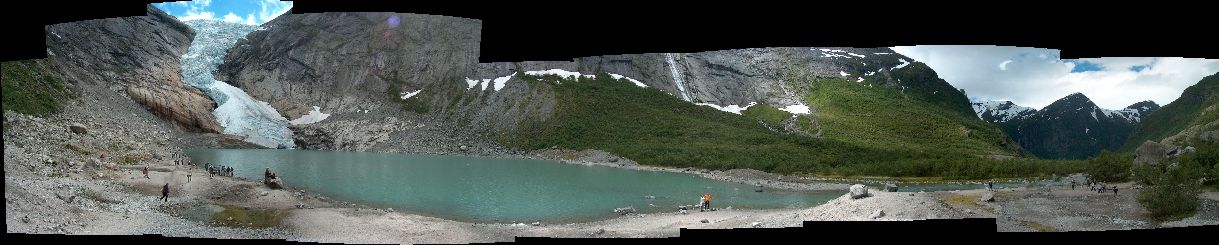 Panoramabild des Briksdalbreen. Dieser See war 2001 noch nicht existent. Wo der See jetzt abfließt endete 2001 etwa das Gletschereis.