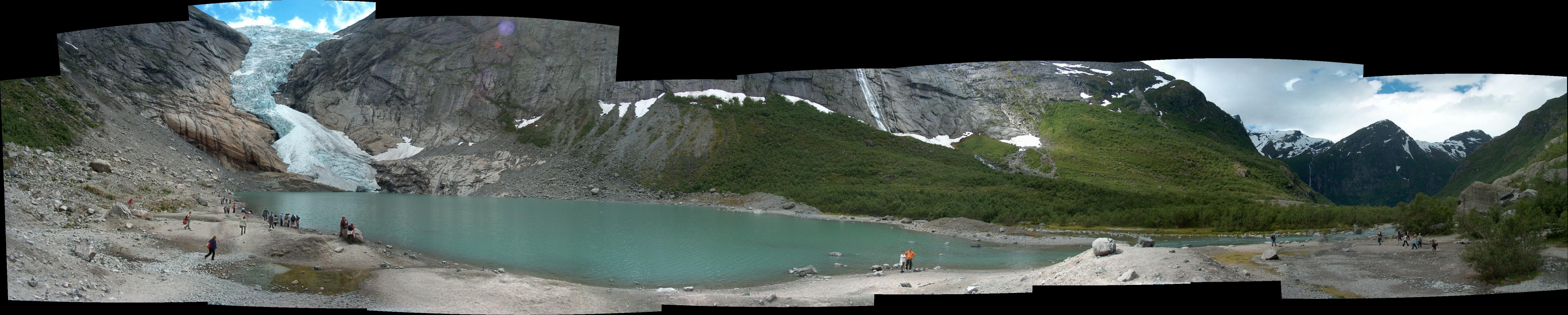 Panoramabild des Briksdalbreen. Dieser See war 2001 noch nicht existent. Wo der See jetzt abfließt endete 2001 etwa das Gletschereis.