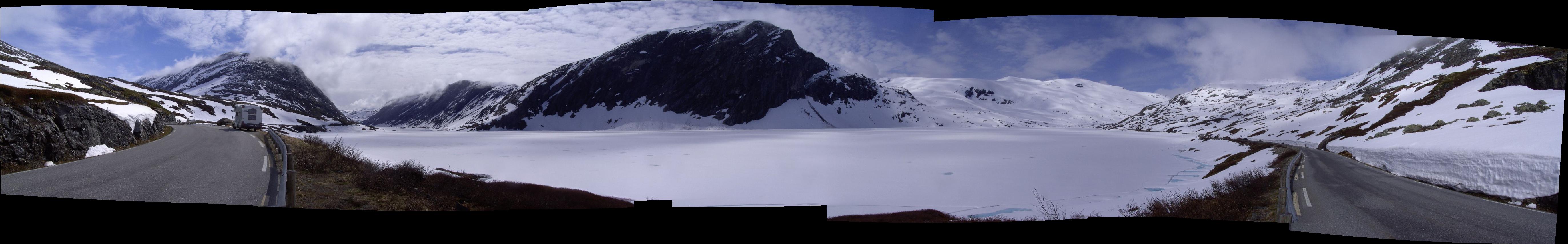 Zusammengeschnittenes Panorama vom zugefrorenen Djupvatnet. Links im Bild der Anschluß zum Breiddal und rechts ist die Mautstraße von der Djupvasshytta nach Dalsnibba zu erkennen.