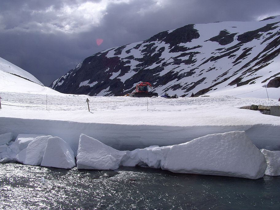 Seit mehr als 50 Jahren wird auf dem Gletscher Tystigbreen im Sommer Skisport betrieben.