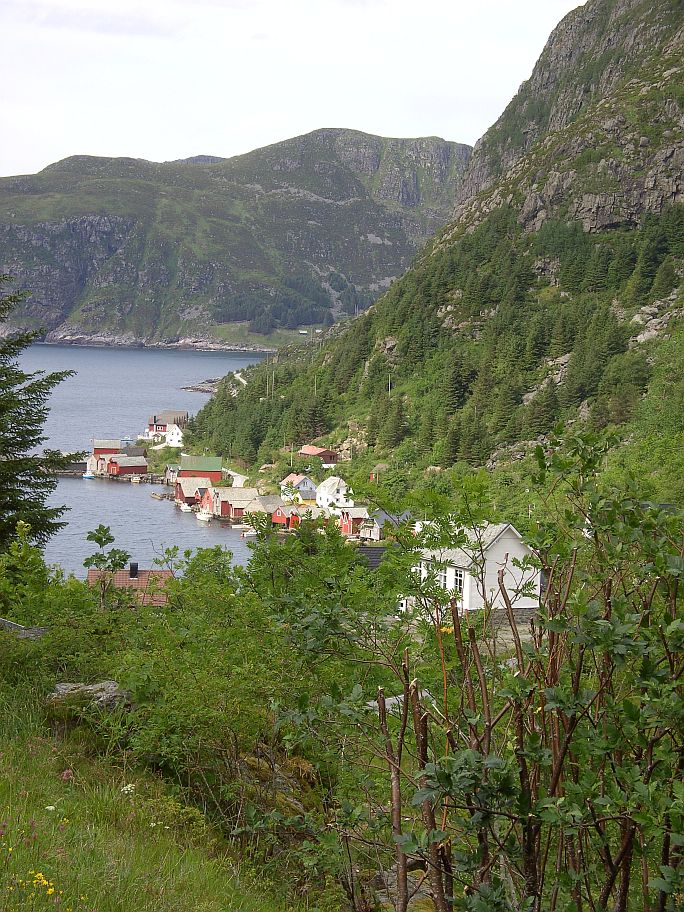 Insel Vågsøy. Blick auf den Ort Torskangerpollen. Hinten in der Bucht ist der Kannestein.