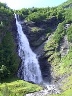 Mit einer Fallhöhe von 172 m ist der Avdalsfossen wohl der schönste der drei Wasserfälle am Weg.