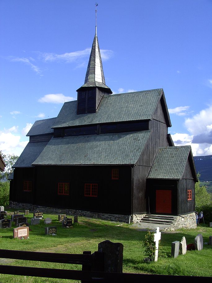 Das Alter der Stabkirche Høre kann auf das Jahr um 1180 datiert werden.