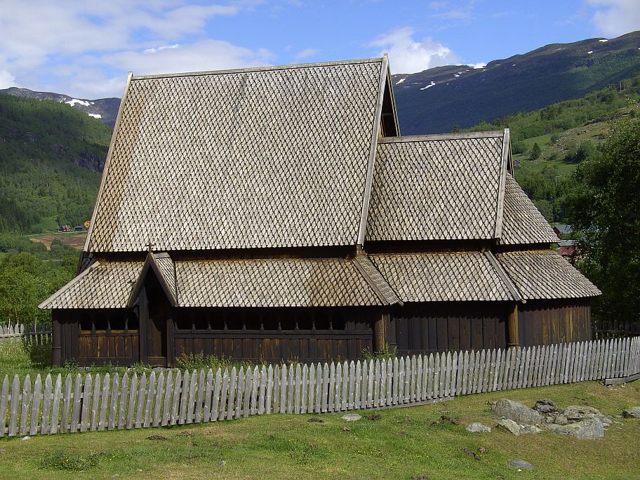 Die Stabkirche liegt direkt an der E16 in Øye