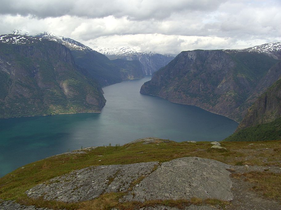 Der Blick auf die dramatische Fjordlandschaft des Aurlandfjordes.