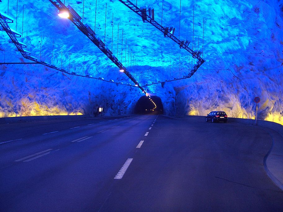 Im längsten Straßentunnel der Welt sind die beiden äußeren Hallen gletscherblau beleuchtet.