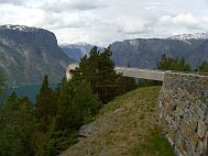 Die 6 km von Aurland entfernte Panorama Aussichtsplattform bietet für Jedermann ein eindrucksvolles Erlebnis.