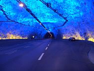 Im längsten Straßentunnel der Welt sind die beiden äußeren Hallen gletscherblau beleuchtet.