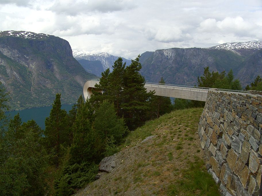 Die 6 km von Aurland entfernte Panorama Aussichtsplattform bietet für Jedermann ein eindrucksvolles Erlebnis.