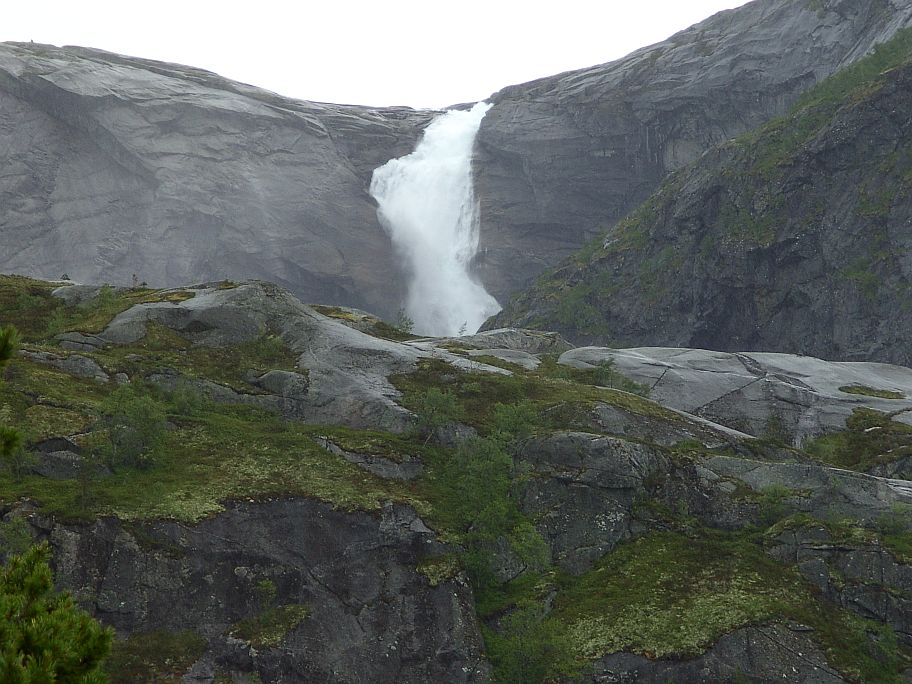 Noch ein Blick zum obersten der vier Wasserfälle. Dort oben in 900 m Höhe, am Søtefossen beginnt die Hardangervidda.