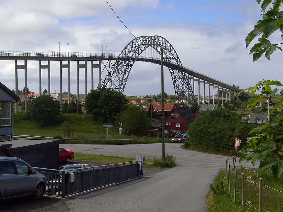 Karmsundbrua ist eine Bogenbrücke, die die Insel Karmøy mit dem Festland verbindet.