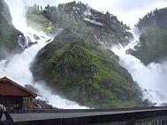 Låtefossen ist ein touristisch bedeutsamer Zwillingswasserfall an der Rv13, südlich von Odda.