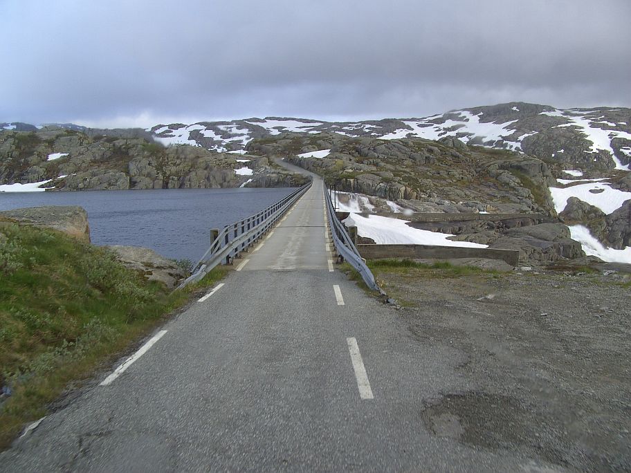 Über die Staumauer des  Svartavatnet führt der Ryfylkevegen weiter in Richtung Røldal.