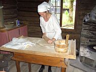 Hier werden Lefse hergestellt. Lefse sind kleine, runde Fladenbrote der Norwegischen Küche, die traditionell zum Frühstück serviert werden. 