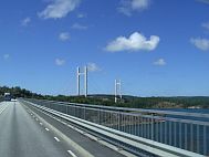 Tjörnbron ist die größte Brücke eines mehrteiligen Brückensystems an der Westküste Schwedens. Die Tjörnbron ist 664 Meter lang, 15 Meter breit, hat eine Spannweite von 386 Metern und eine Durchfahrtshöhe für Schiffe von 43 Metern.