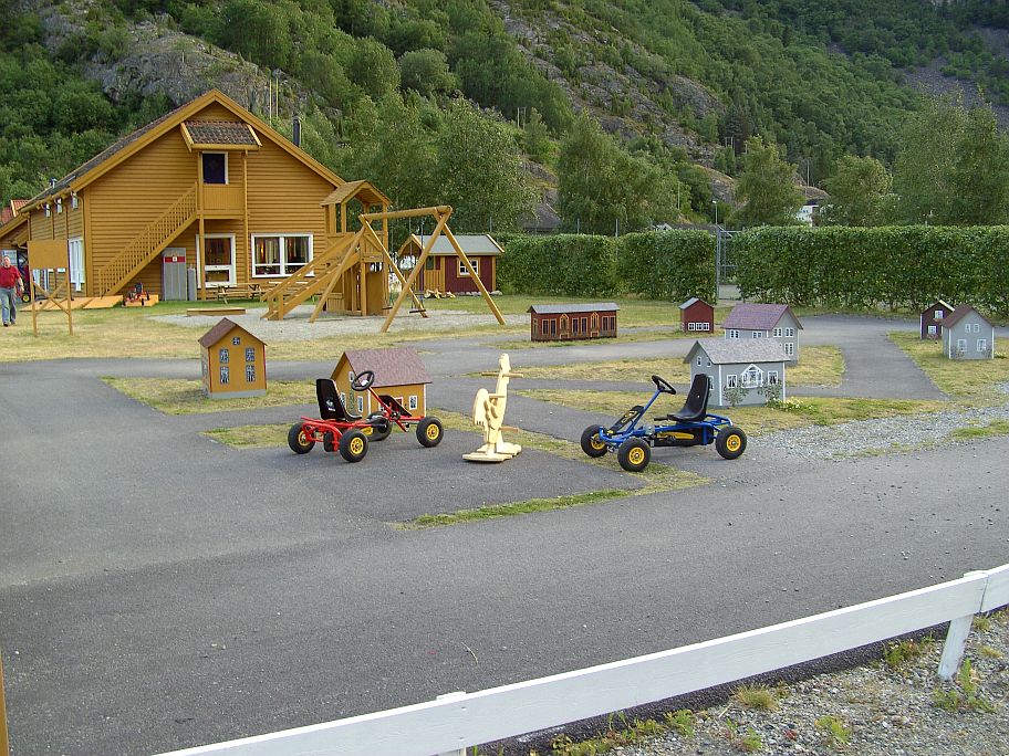 Der Campingplatz liegt direkt am Sognefjord. Unter anderem gibt es täglich frische Brötchen in dem kleinen  Kiosk im Rezeptionsgebäude.