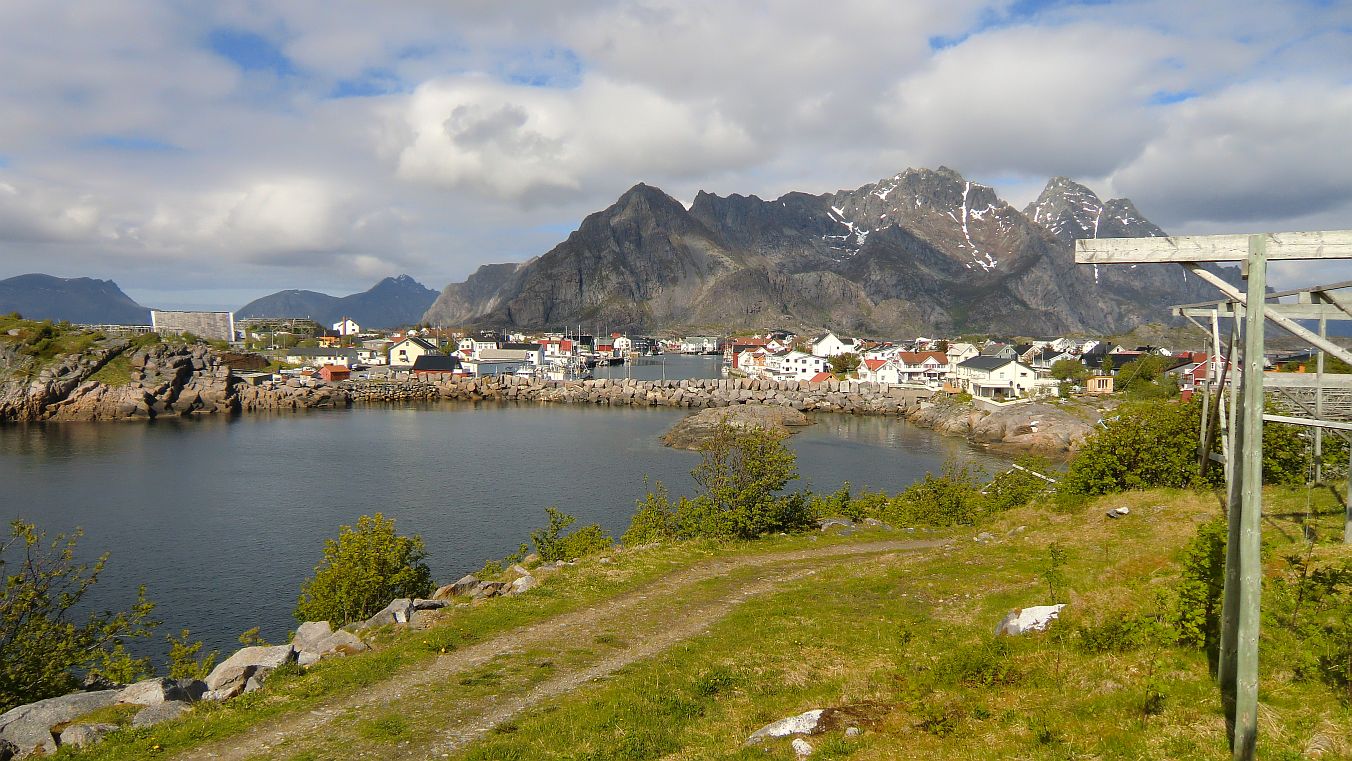 Henningsvær mit seinen Bergen Festvågtinden, Nipen und Trolldalsheia