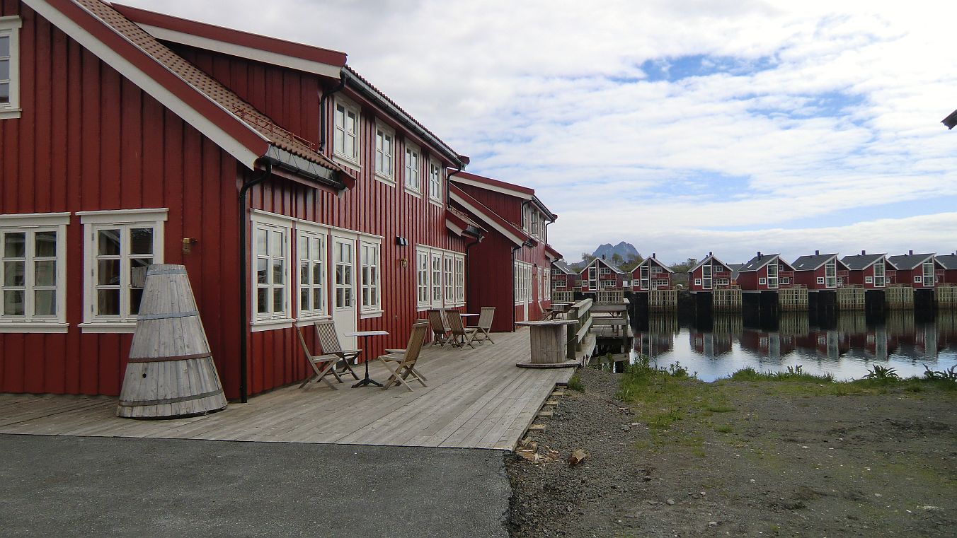Hotelinsel Lamholmen im Hafen von Svolvær