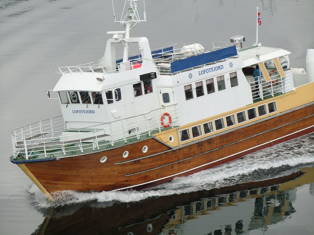 MS Lofotfjord kommt von einer Trollfjord-Ausfahrt zurück 
