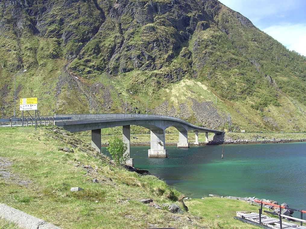 Die Brücke ist 271 Meter lang verbindet und Insel Gimsøy mit der Insel Vestvågøy. Die Hauptüberspannung ist 90 Meter.
