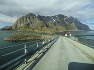 Von der Brücke nach Henningsvær mit den Bergen Festvågtinden, Nipen und Trolldalsheia im Hintergrund