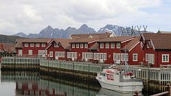 Hotel auf der Insel Lamholmen im Hafen von Svolvær
