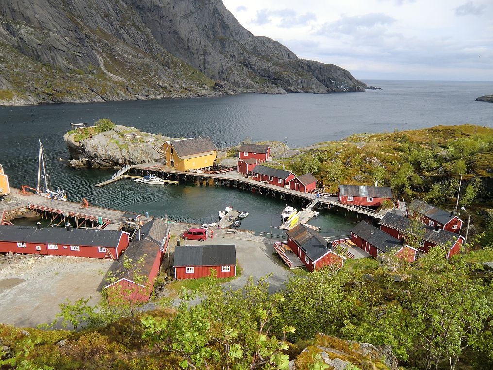 Nusfjord ist ein kleines Juwel, mitten zwischen steilen Bergen an der Ostküste der Insel Flakstadøya