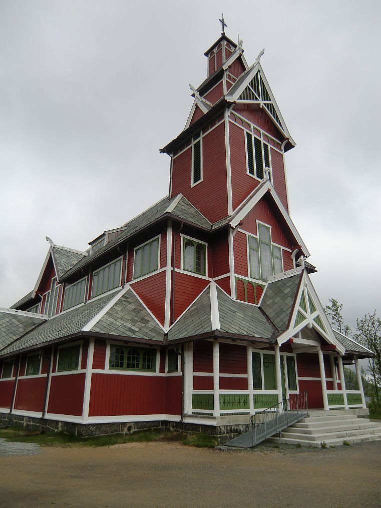 Die mehr als 100 Jahre alte Buksnes Kirche wurde im Jahr 1905 errichtet.
