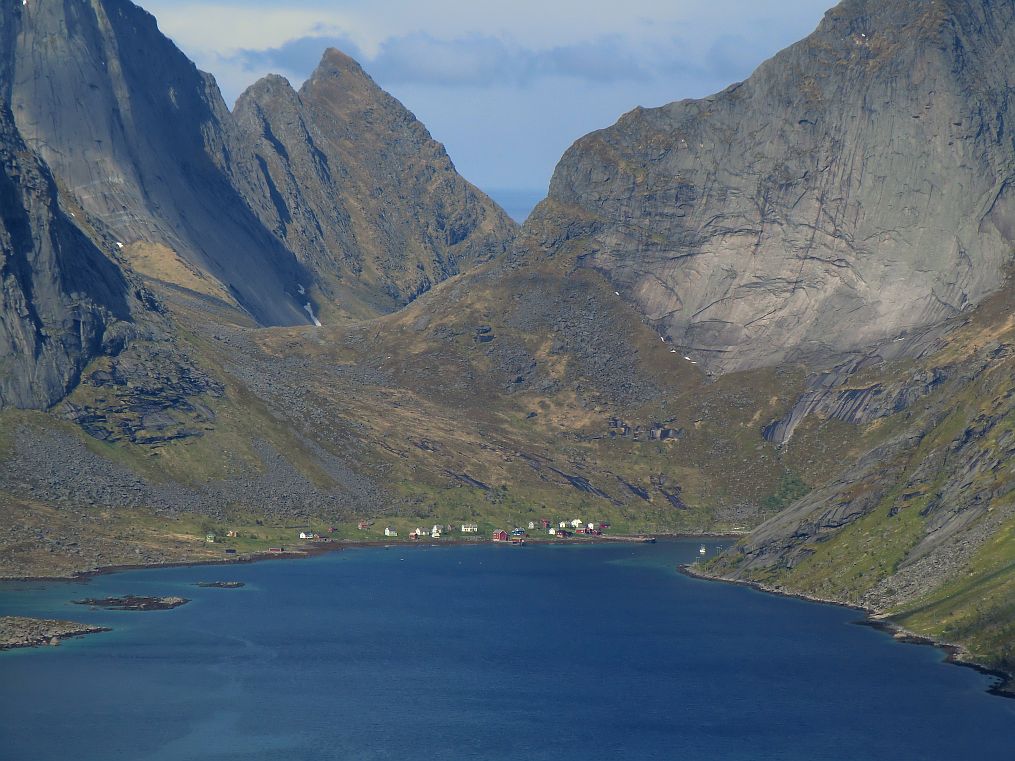 Der Ort Kjerkfjord hat keine Straßenanbindung und ist nur mit dem Boot zu erreichen.