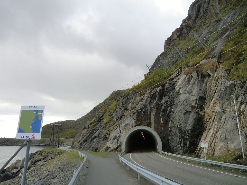 Am Tunnel links vorbei wandern und nach etwa 500m geht es rechts, an einem Stromleitungsmast nach oben.  Kommt das andere Tunnelende hast Du Weg verpasst! ;-)