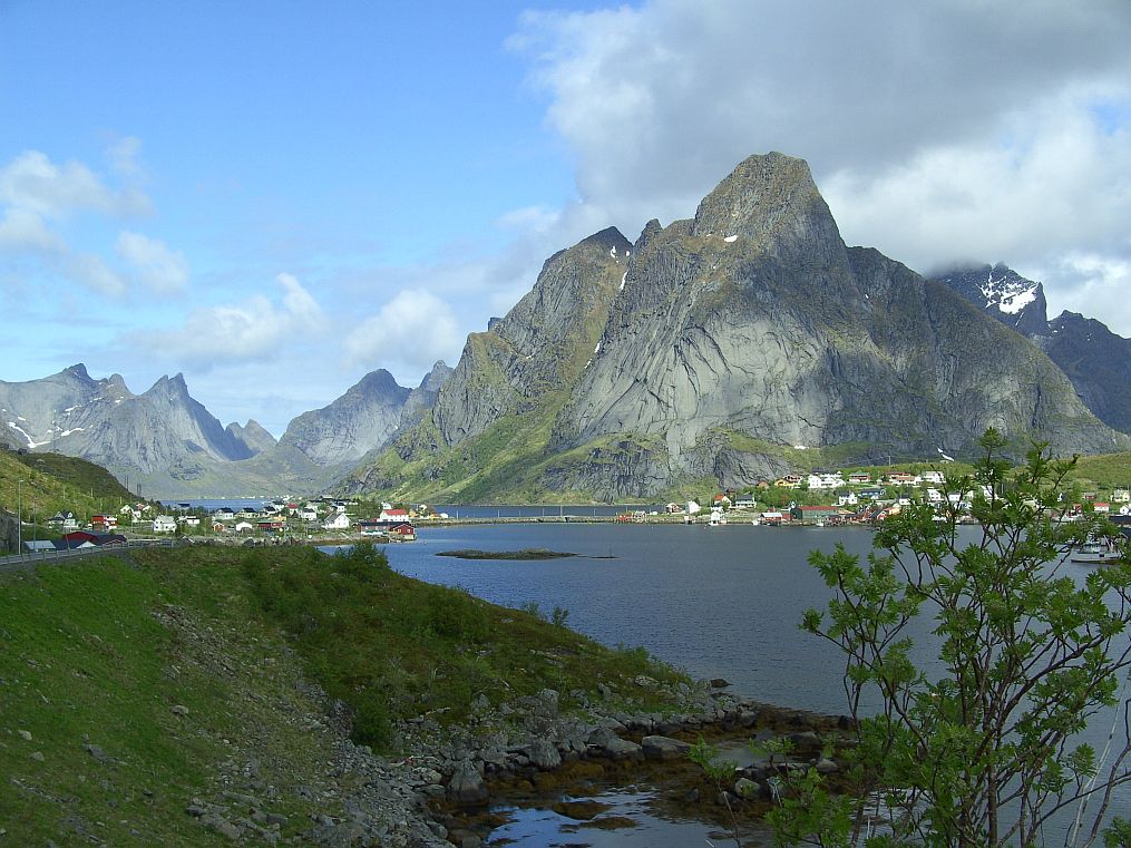 Majestätisch zeigt sich der 674 m hohe Festhelltinden hinter Sakrisøy