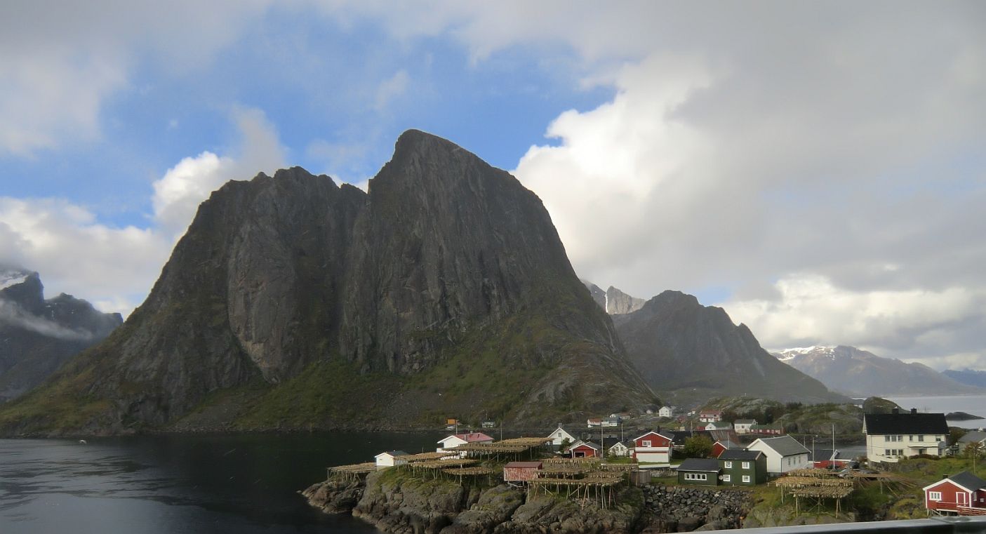 Der 700 m hohe Lilandstinden ist der Hausberg von Hamnøya