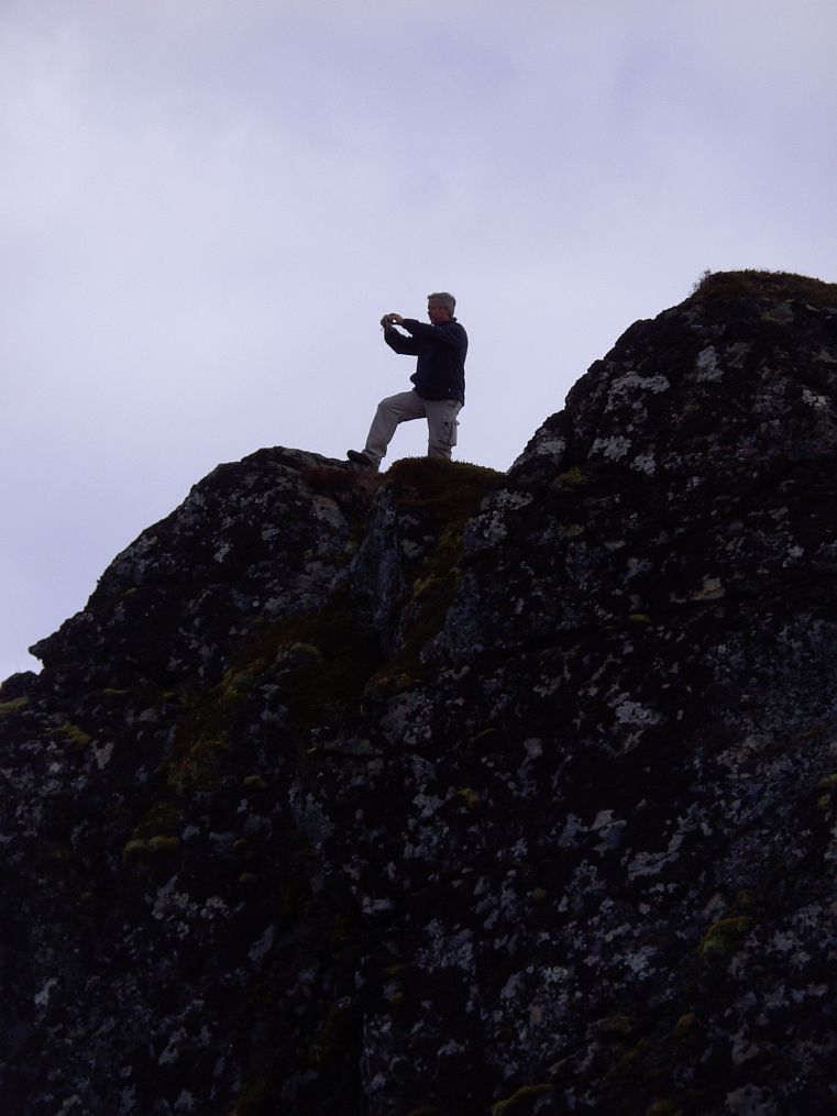 Um auf den 442 m hohen Gipfel des Reinebringen zu gelangen läuft man am besten wieder ca. 20 m den Weg zurück den man kam und geht dann links einen schmalen Pfad bis zur Felswand in der man relativ einfach, rund  5 bis 6 m am Fels steigen muss, um sich dem Reinebringen zu nähert. 
