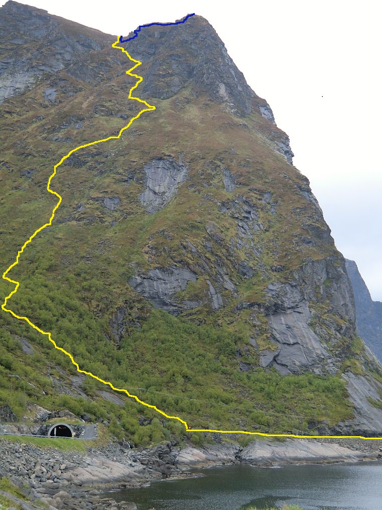 Hier ist mit der gelben Linie der ca. 80 min. Auf- bzw. Abstieg gekennzeichnet. Blau der 10 min. Weg vom Sattel zum Gipfel
