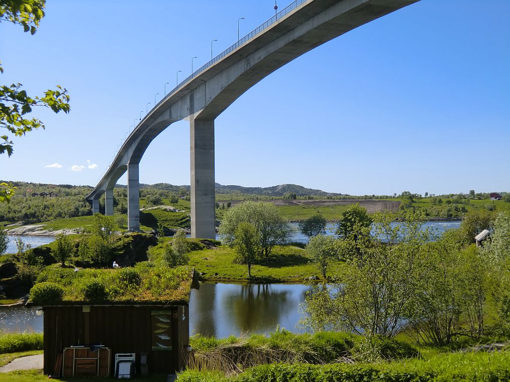 Saltstraumenbrücke 768 m lang, Hauptspannweite 160 m, Höhe über dem Wasser 41 m