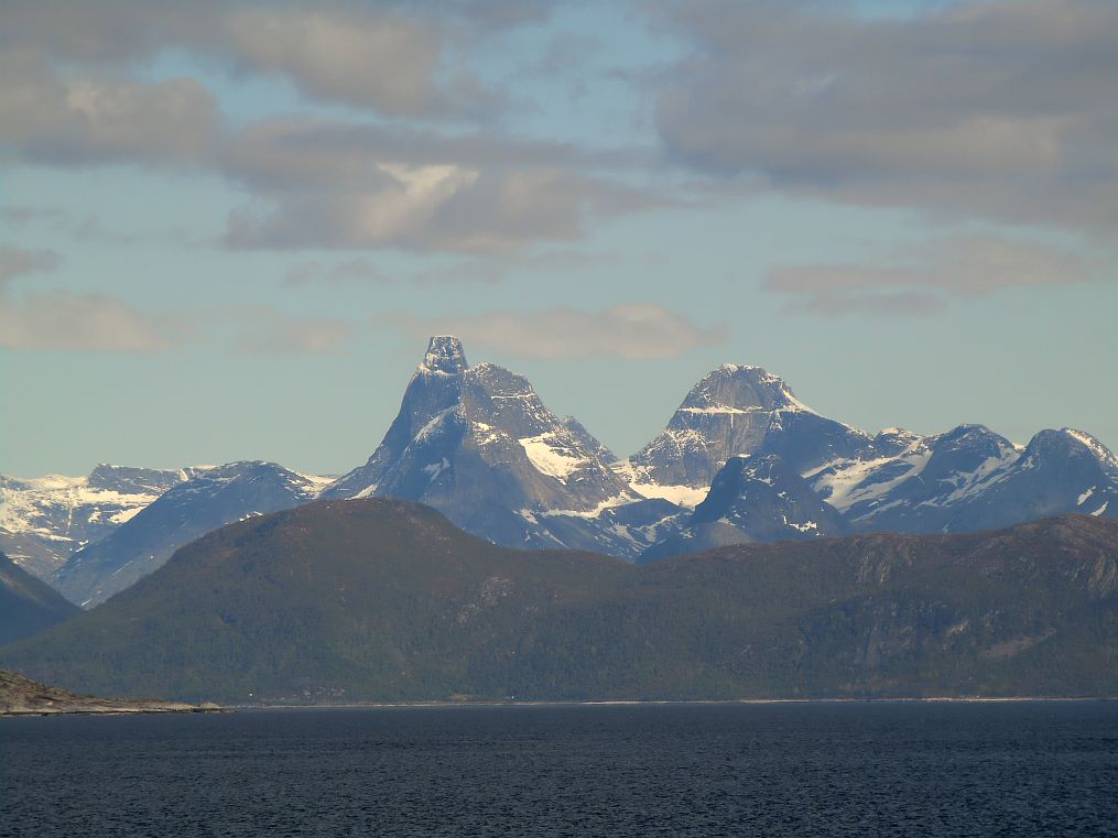 Der Stetind ist ein 1.392 m hoher Berg am Tysfjord in Nord-Norwegen.
