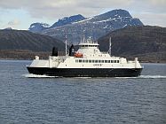 Das Schwesterschiff >Hamarøy< im Gegenverkehr, Sie bringt Fahrzeuge und Passagiere von Bognes nach Lødingen. 